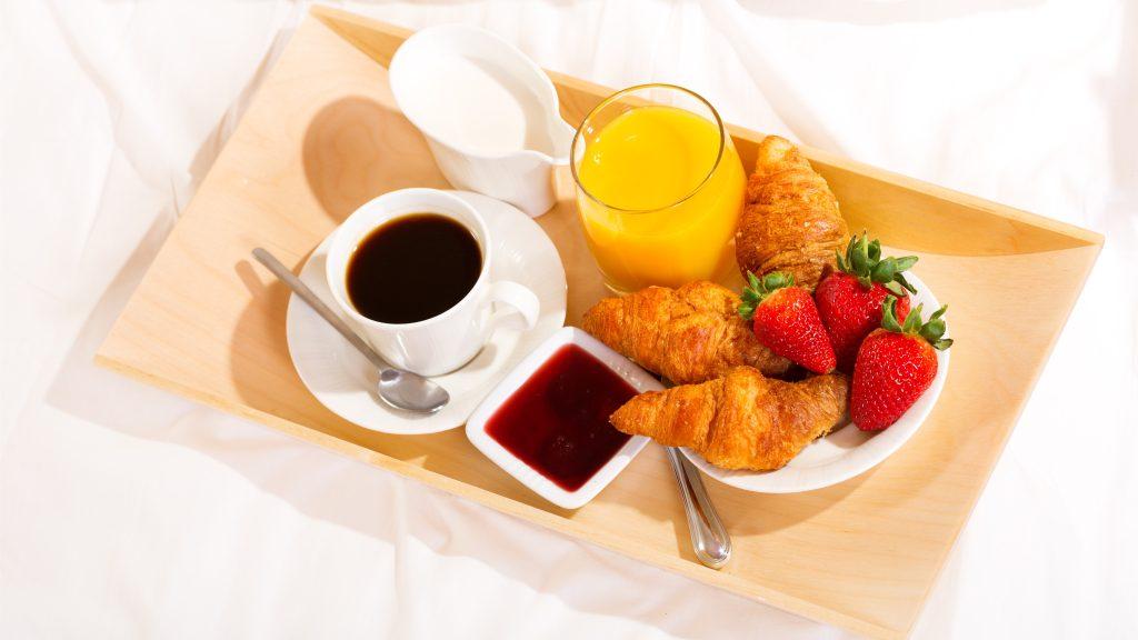 mezclar leche y zumo de naranja mezclar leche y zumo de naranja